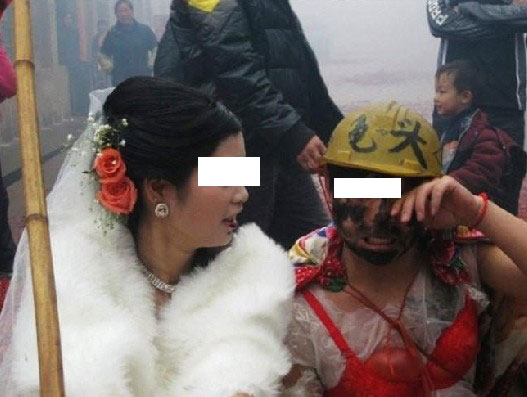 Phì cười những "quái chiêu" của cô dâu, chú rể TQ - 9