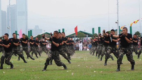 Nhiều doanh trại quân đội TQ đang bị “bao vây” - 2