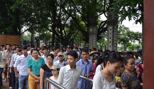 Sĩ tử vẫn “vượt rào” sờ đầu rùa Văn Miếu - 3