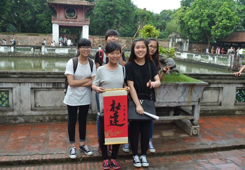 Sĩ tử vẫn “vượt rào” sờ đầu rùa Văn Miếu - 10