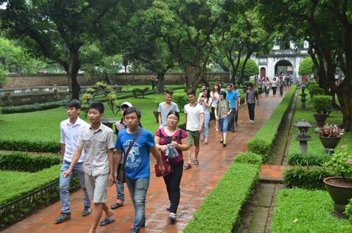 Sĩ tử vẫn “vượt rào” sờ đầu rùa Văn Miếu - 4