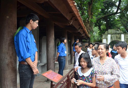 Sĩ tử vẫn “vượt rào” sờ đầu rùa Văn Miếu - 2