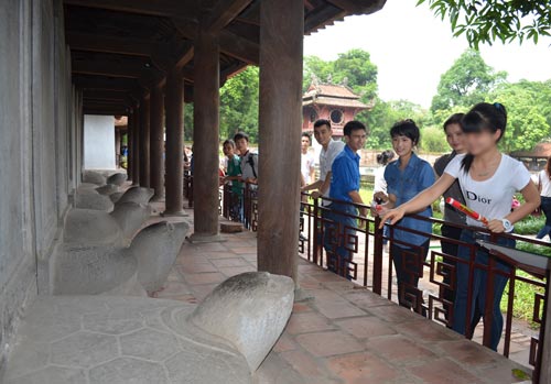 Sĩ tử vẫn “vượt rào” sờ đầu rùa Văn Miếu - 5