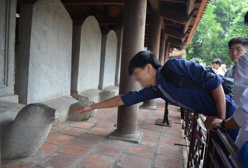 Sĩ tử vẫn “vượt rào” sờ đầu rùa Văn Miếu - 6