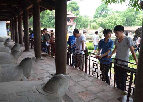 Sĩ tử vẫn “vượt rào” sờ đầu rùa Văn Miếu - 7