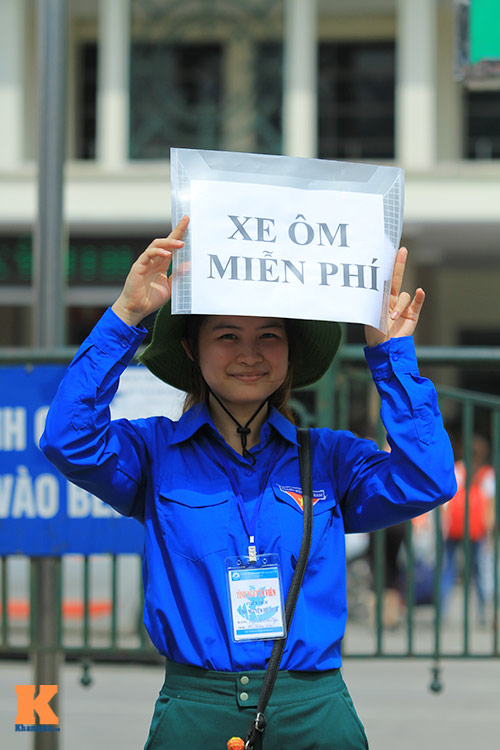 Nữ sinh xinh đẹp làm xe ôm miễn phí - 2