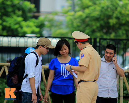 Nữ sinh xinh đẹp làm xe ôm miễn phí - 14