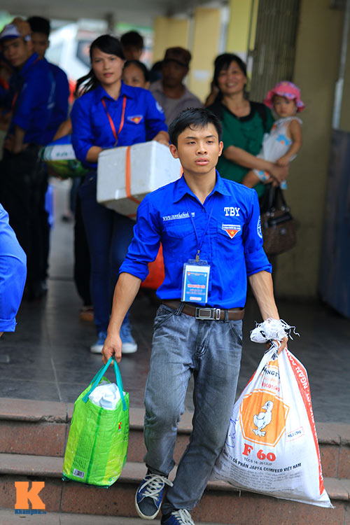 Nữ sinh xinh đẹp làm xe ôm miễn phí - 11