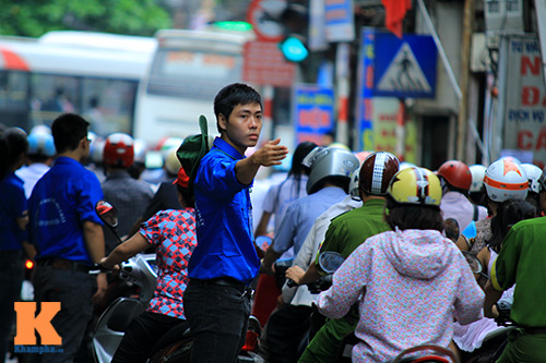 Nữ sinh xinh đẹp làm xe ôm miễn phí - 12