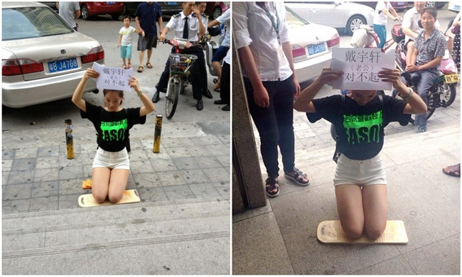 Ngày 20/6 tại Quảng Châu, một cô gái trẻ quỳ gối trước ga tàu điện ngầm, tay cầm tấm biển “Xin lỗi” gây chú ý với người đi đường. Được biết, cô gái này làm chồng tức giận vì ngăn cấm xem World cup. Cư dân mạng chỉ trích, hành động của cô gái là “tự làm tự chịu, cố tình gây chú ý”.




