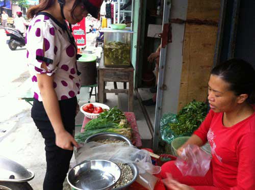 Bán hến kiếm nửa triệu mỗi ngày - 2