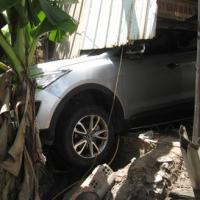 Tin tức trong ngày - Ông chủ lái xe, tông nhân viên bay xuống ruộng