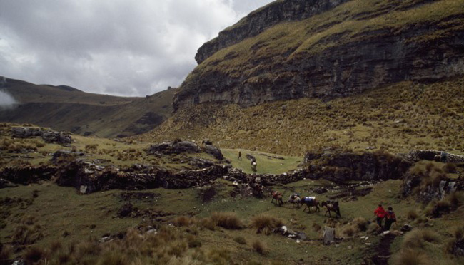 14. Hệ thống đường&nbsp;Andean: Con đường trải dài hơn 30.000 km này&nbsp;được xây dựng dưới thời Đế quốc Inca. Nó chạy qua 6 quốc gia Nam Mỹ bao gồm:&nbsp;Argentina, Bolivia, Chile, Colombia, Ecuador và Peru.
