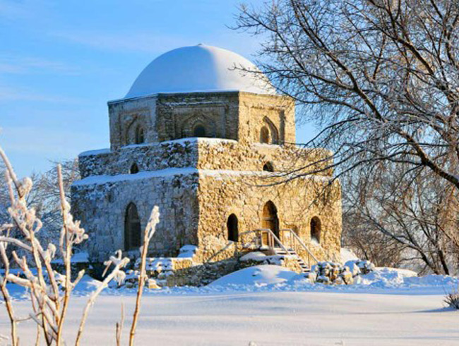 4. Quần thể di tích lịch sử và khảo cổ Bolgar tại Thủ đô Kazan thuộc Tatarstan, Nga:&nbsp;Bolgar được biết đến là khu định cư đầu tiên của nền văn minh Volga-Bolgars tồn tại từ giữa thế kỷ 7 đến thế kỷ 15. Nó không những đóng vai trò quan trọng trong sự hình thành nền văn minh, phong tục và truyền thống châu Âu, mà còn là đại diện cho sự giao thoa văn hóa Á-Âu. &nbsp;
