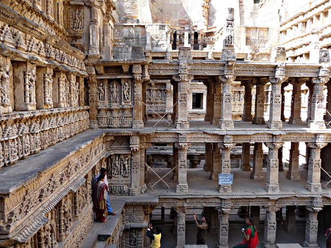 10. Đền Rani ki Vav:&nbsp;Đền Rani ki Vav hay còn gọi là Queen’s Stepwell nằm trên bờ sông Saraswati thuộc thị trấn Patan, tỉnh Gujarat (Ấn Độ). Ngôi đền được xây dựng vào năm 1603 theo lối kiến trúc ngầm 7 tầng, được chạm khắc tinh xảo với các tác phẩm điêu khắc tuyệt vời.&nbsp;
