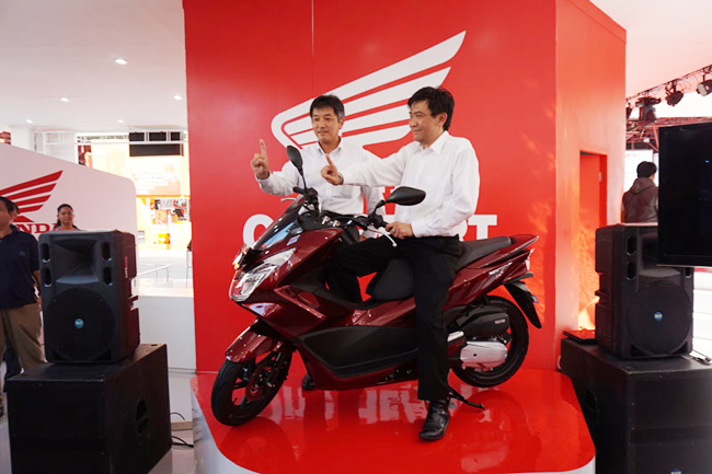 Công ty PT Astra Honda Motor (AHM) – chi nhánh liên doanh giữa công ty Indonesia PT Astra International và hãng Nhật Bản Honda Motor Co vừa chính thức công bố mẫu xe mới Honda PCX 150. Xe tay ga mới được xếp ở phân khúc cao cấp với thiết kế thanh lịch và sang trọng hơn phiên bản trước.
