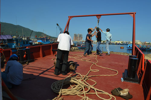 Cận cảnh tàu sắt “khủng” sát cánh ngư dân vươn khơi - 12