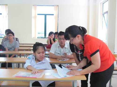 Nữ sinh liệt nửa người được bố cõng đi thi đại học - 2