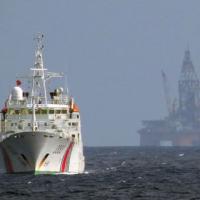 Tin tức trong ngày - TQ tăng tàu quân sự ra giàn khoan Hải Dương-981