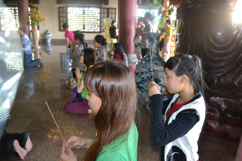 Sĩ tử vái phật cầu may trước ngày vượt vũ môn - 17