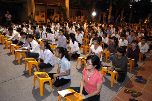 Sĩ tử vái phật cầu may trước ngày vượt vũ môn - 1