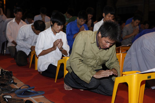 Sĩ tử vái phật cầu may trước ngày vượt vũ môn - 3