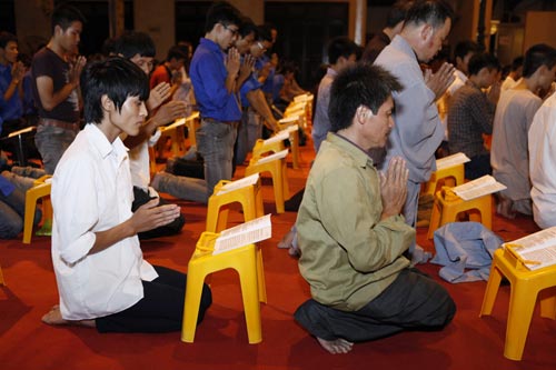 Sĩ tử vái phật cầu may trước ngày vượt vũ môn - 5