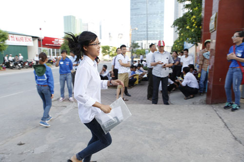 Sáng nay, gần 600.000 thí sinh làm bài thi môn Toán - 8