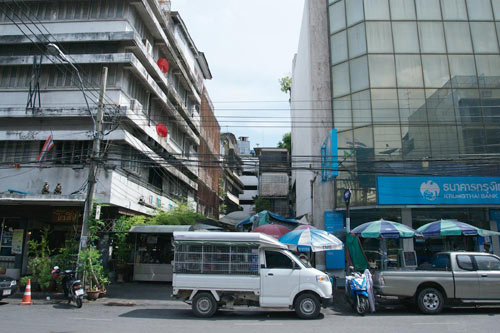 Bangkok: Hàng ngàn cá chép chiếm cứ đại siêu thị - 1