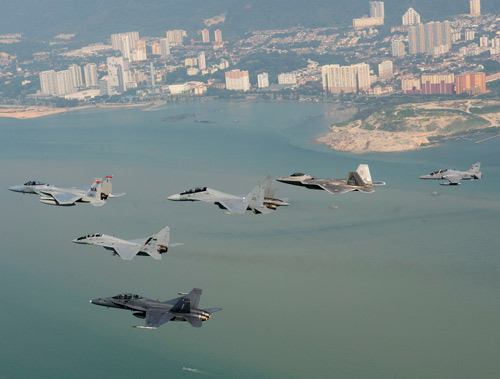 Mỹ điều chiến đấu cơ F-22 tới Đông Nam Á, TQ lo ngại - 1