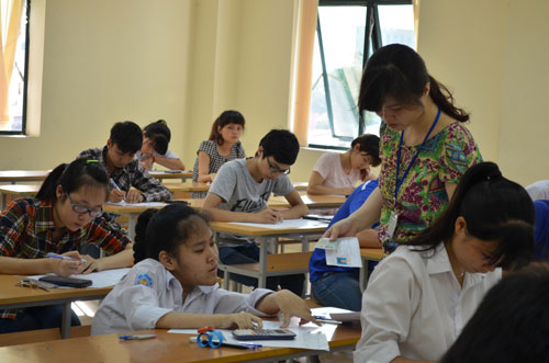 Xúc động hình ảnh mẹ cõng con đến trường thi - 10