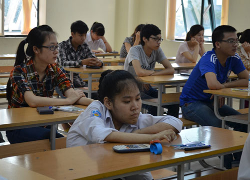 Xúc động hình ảnh mẹ cõng con đến trường thi - 2