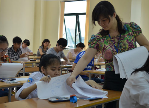 Xúc động hình ảnh mẹ cõng con đến trường thi - 3