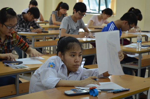 Xúc động hình ảnh mẹ cõng con đến trường thi - 4