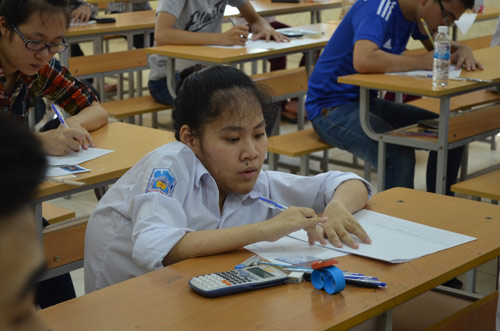 Xúc động hình ảnh mẹ cõng con đến trường thi - 5