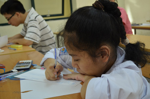 Xúc động hình ảnh mẹ cõng con đến trường thi - 6