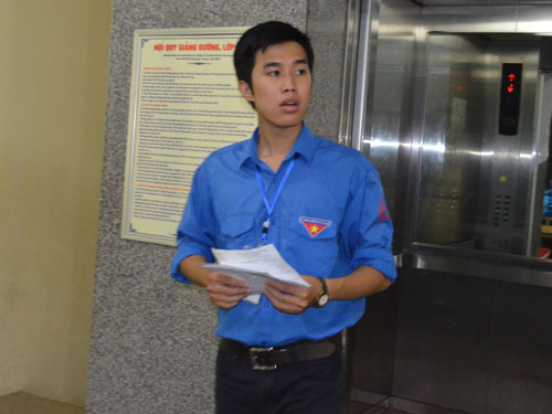 Xúc động hình ảnh mẹ cõng con đến trường thi - 8