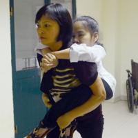 Giáo dục - du học - Xúc động hình ảnh mẹ cõng con đến trường thi