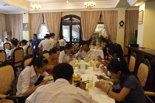 Huế: Sĩ tử được mời cơm trưa ở khách sạn 4 sao - 2