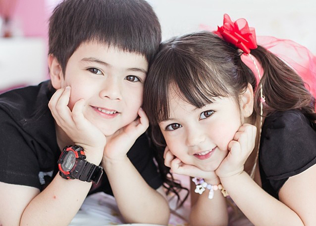 Cùng với anh trai tên James, Jirada là một trong những ngôi sao "nhí" nổi tiếng nhất Thái Lan
