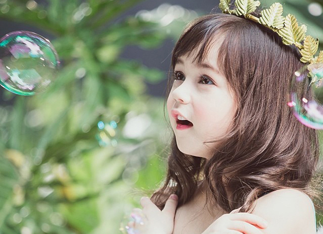 Mang trong mình hai dòng máu Á và Âu, Jirada Moran sở hữu vẻ đẹp tự nhiên, gương mặt xinh xắn, đôi mắt to tròn và nụ cười rất đáng yêu.

