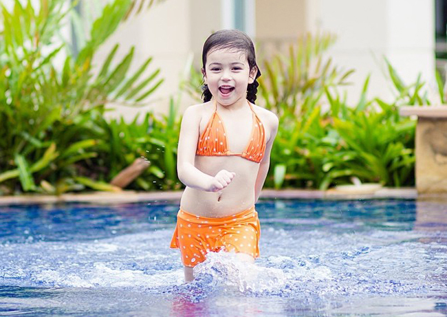 Được biết, cô bé 5 tuổi hiện có khá nhiều hợp đồng quảng cáo và làm người mẫu trong các clip ca nhạc.
