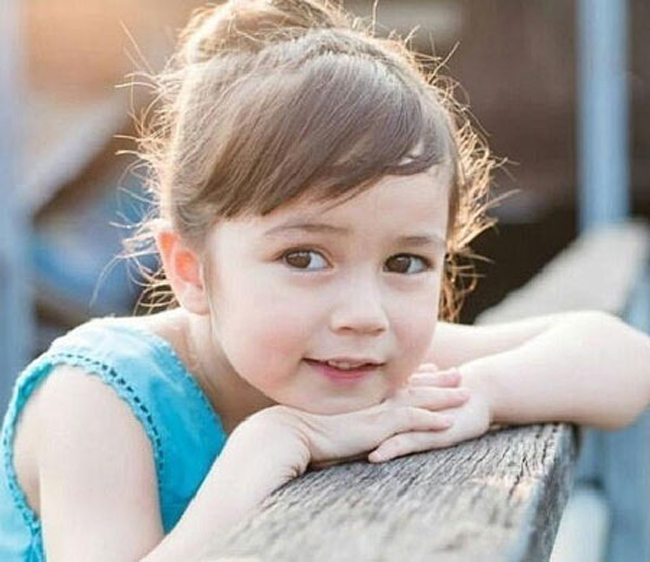 Cô nhóc 5 tuổi không chỉ là một người mẫu quảng cáo “nhí”, mà còn tham gia ca hát, nhảy múa.
