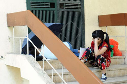 Bà bầu 7 tháng ngồi quạt cho sĩ tử nghỉ trưa - 4