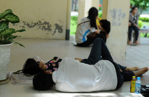 Bà bầu 7 tháng ngồi quạt cho sĩ tử nghỉ trưa - 7