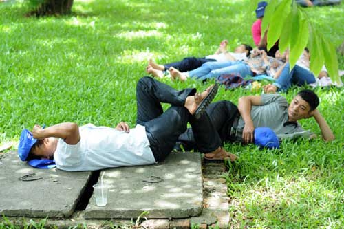 Bà bầu 7 tháng ngồi quạt cho sĩ tử nghỉ trưa - 8