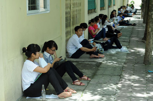 Bà bầu 7 tháng ngồi quạt cho sĩ tử nghỉ trưa - 10