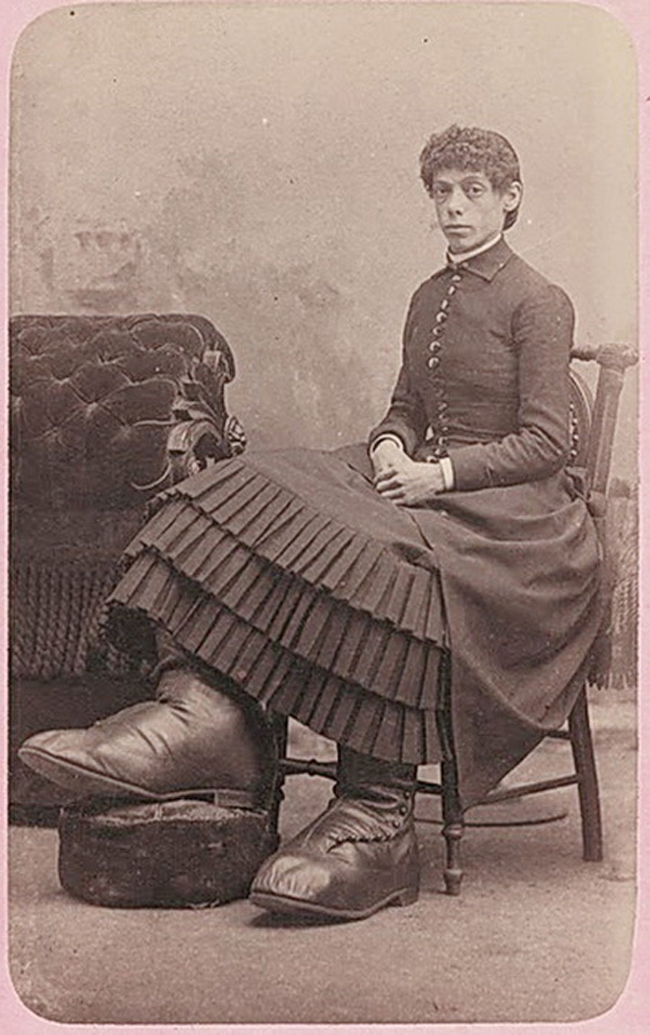 Fanny Mills sinh năm 1860, là con gái của gia đình người nhập cư người Anh tại Sandusky, Ohio.
