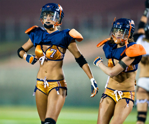 "Bóng bầu dục nội y" thu hút vì quá sexy - 8