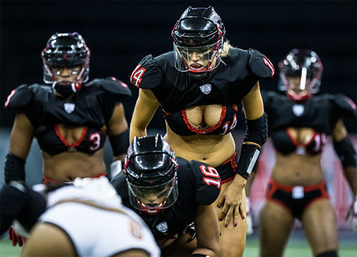 "Bóng bầu dục nội y" thu hút vì quá sexy - 9